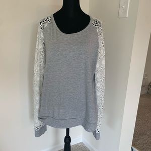 Open back, lace sleeves tunic top